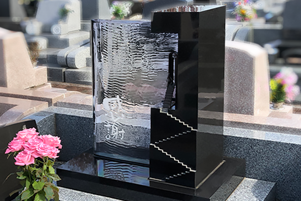 ガラス文字が響き合うデザイン