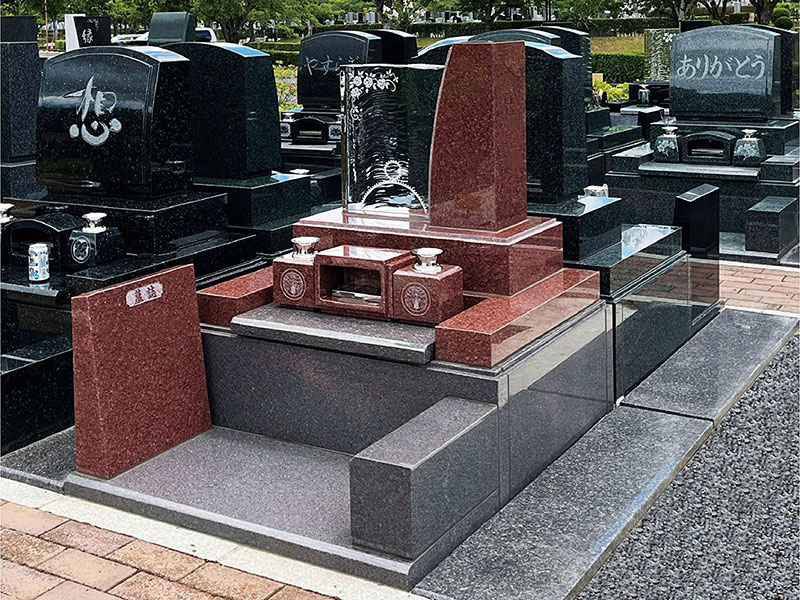 赤系の墓石にもマッチ