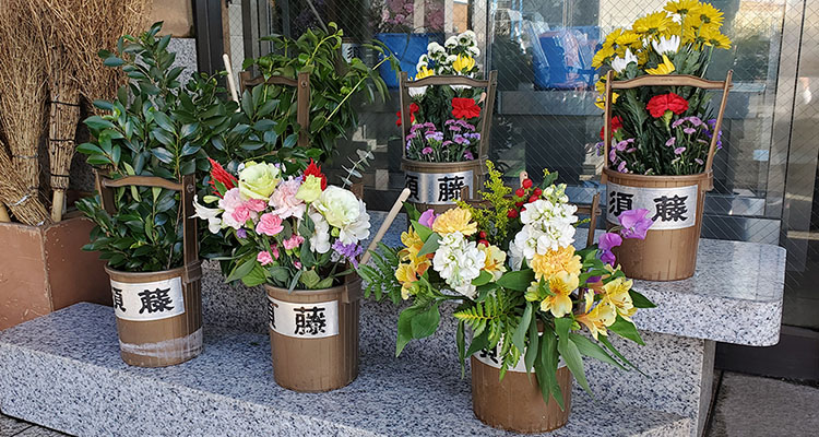 お花の販売と・清掃用具の貸出